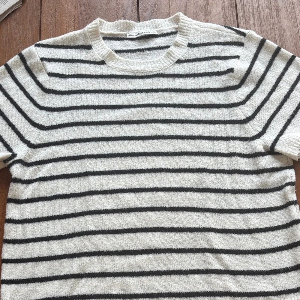 Abercrombie & Fitch Black and White Striped Sweater - Picture 1 of 4